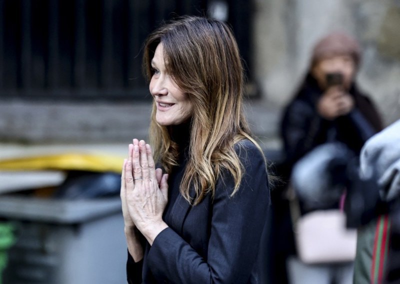 Emotivan oproštaj Carle Bruni: Supruga je otpratila do zatvora sa suzama u očima