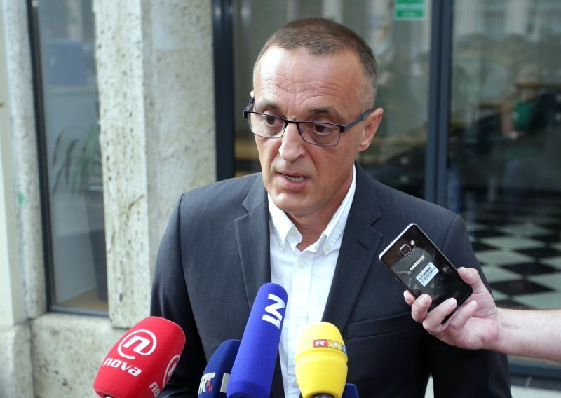 Bivši Milanovićev ministar uhvaćen u švercu cigareta: Evo koju kaznu mora platiti