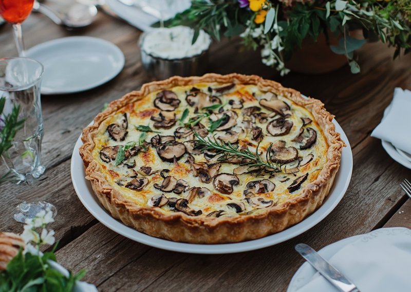 Quiche je uvijek dobar izbor, a ovaj s gljivama je najlakši i tako sočan