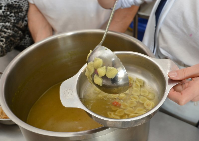 Preko 15 tisuća zagrebačkih učenika jede eko hranu: Imaju i sezonske jelovnike