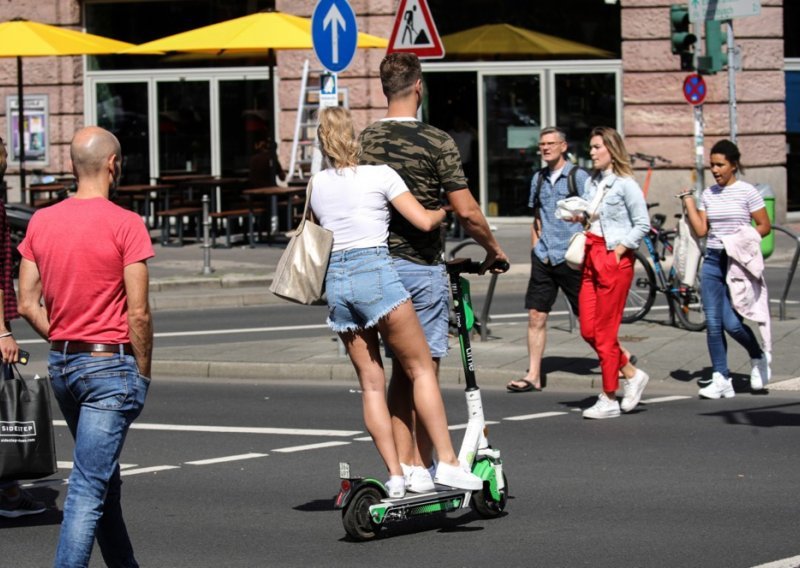 Prag zabranjuje rentanje električnih romobila: Napravili su kaos