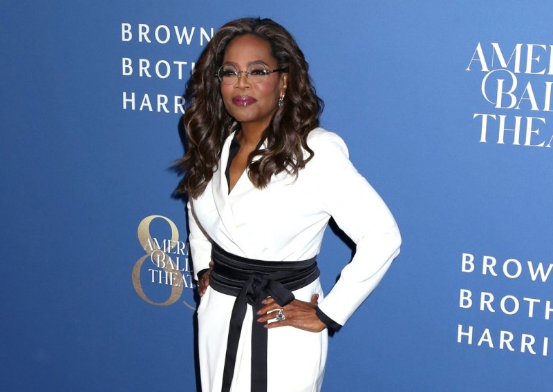 Oprah Winfrey plijenila elegancijom: U laskavoj haljini ponosno istaknula vitku figuru