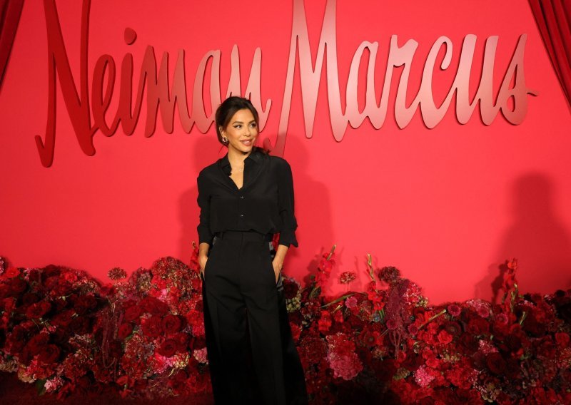 Eva Longoria bila je magnet za poglede u hlačama stvorenim za peglanje figure i efekt dugih nogu