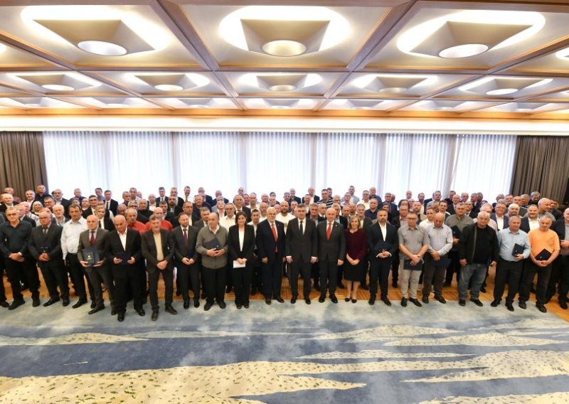 Milanović odlikovao dobrovoljne darivatelje krvi