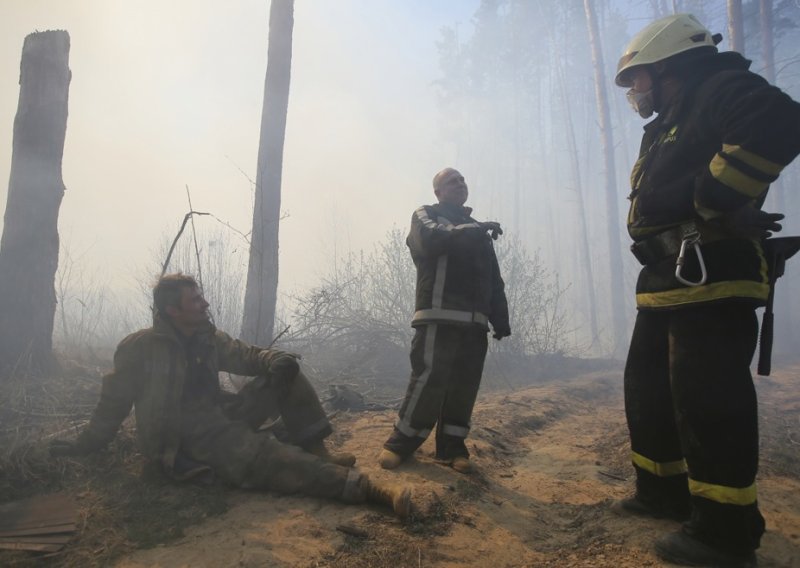 Smrtonosni požari gutaju Ukrajinu: Hrane se drvećem i minama, a iznad glava vrebaju dronovi