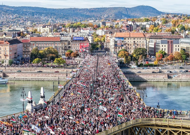 Tisuće Orbanovih pristaša na ulicama Budimpešte: 'Bruxelles više nije partner, nego opasnost!'