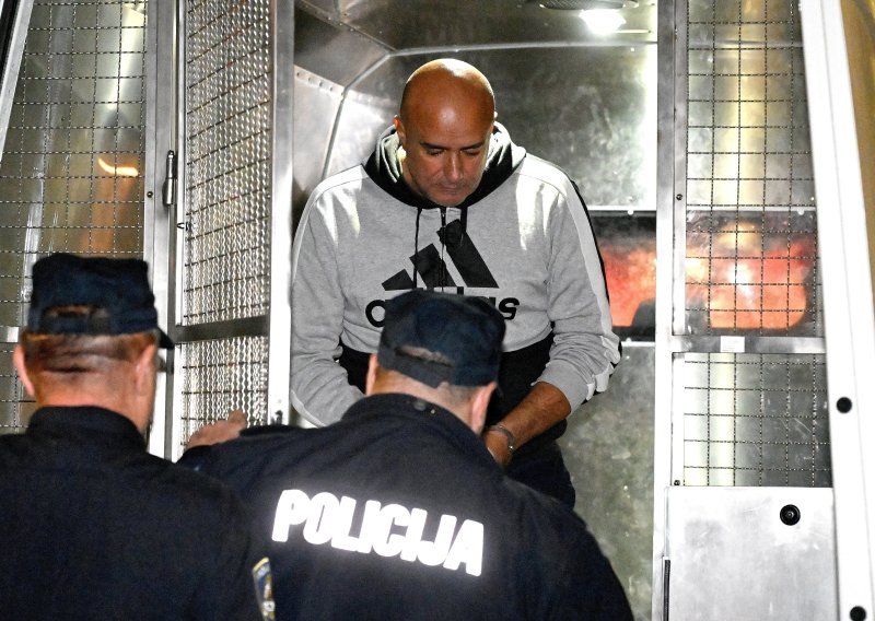 Lučić doveden na ispitivanje u tužiteljstvo. Za novinare je imao samo jednu riječ