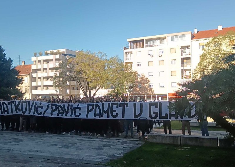 [VIDEO] Torcida stigla pod prozor županu Blaženku Bobanu