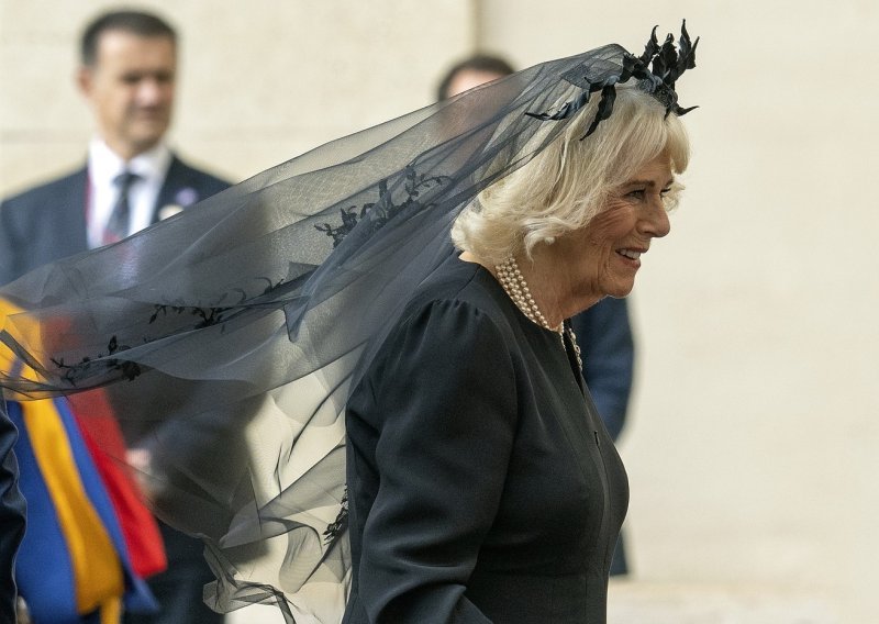Kraljica Camilla odabrala je poseban nakit za povijesni susret s Papom