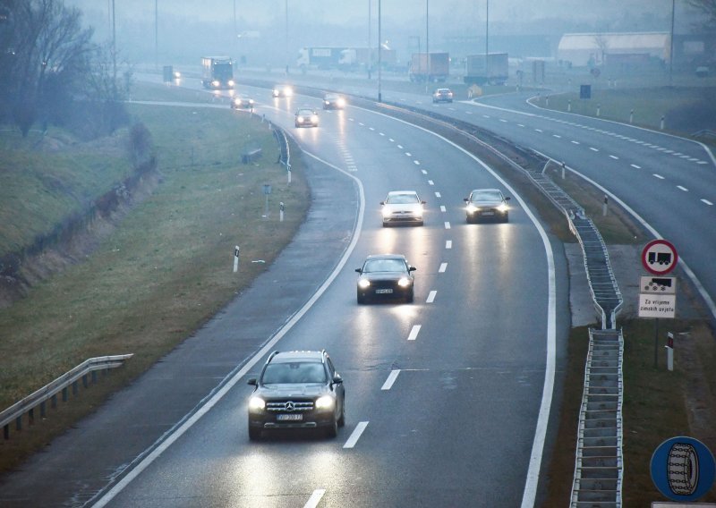 Vozači, oprez! HAK upozorio da pješak hoda po autocesti A3, magla smanjuje vidljivost