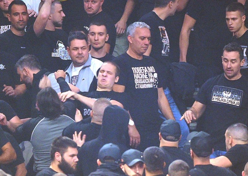 Poruka na majici navijača Partizana usred kaosa na tribinama izazvala šok u Srbiji; pogledajte što piše na njoj