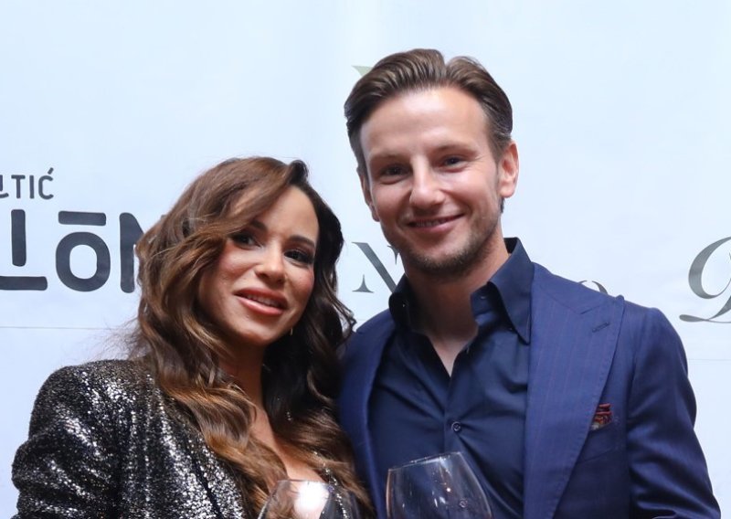 Rakitići kao s naslovnice: Modno usklađeni u emotivnom posjetu Raquellinoj domovini