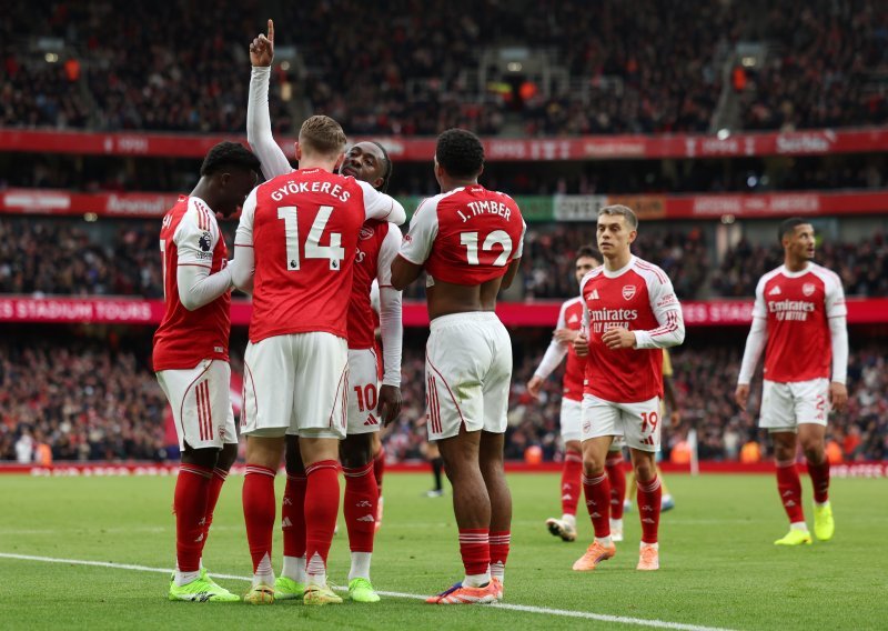 Nezaustavljivi Arsenal koristi kikseve velikana i juri po prvi naslov nakon 22 godine