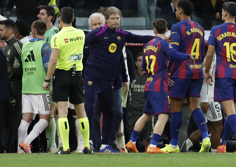 Totalni kaos na kraju ludog El Clasica! Crveni karton, tučnjava igrača, policija na terenu