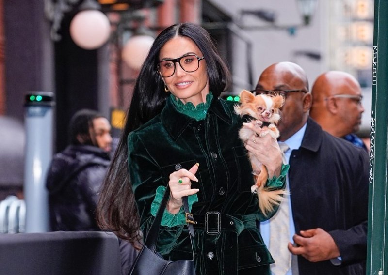 Demi Moore u smaragdnom baršunu: Power komplet i platforme kao savršen spoj