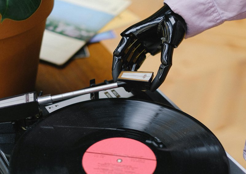 Lažni bend prevario milijune slušatelja. Sada Spotify označava pjesme nastale uz pomoć AI-a