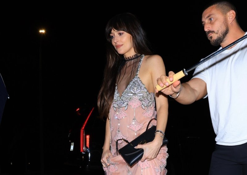 Boho chic raskoš: Dakota Johnson sve je oduševila u prozirnoj haljini