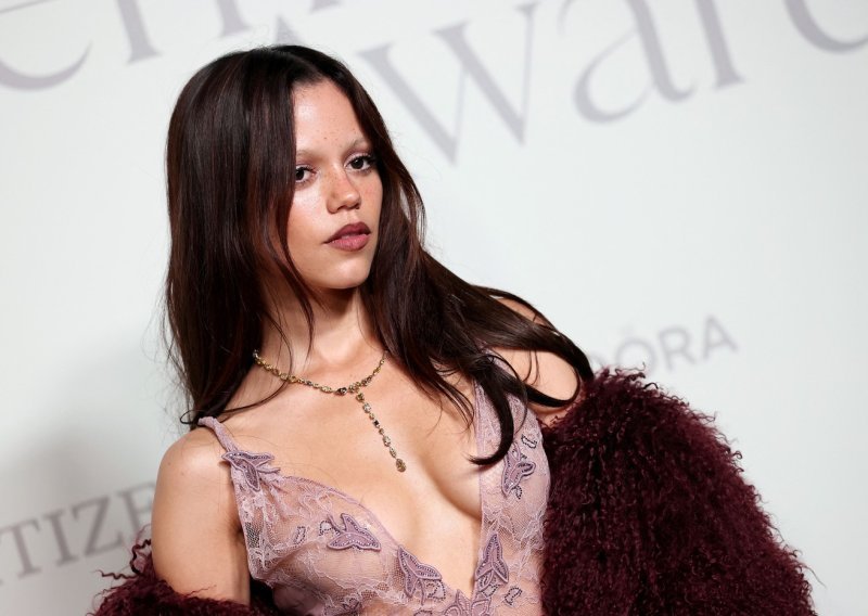 Na poseban način ističe dekolte: Hit ogrlica iz 90-ih vratila se u velikom stilu