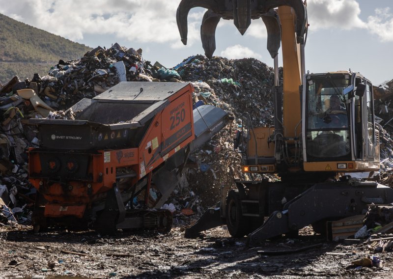 VIDEO Što se dimilo, dimilo se... Pogledajte kako je carina uništila skoro 30 tona cigareta