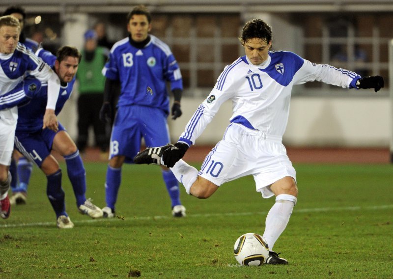 Osvojio Ligu prvaka, igrao za Barcu i Liverpool, a sada s 54 godine nastupa u četvrtoj ligi