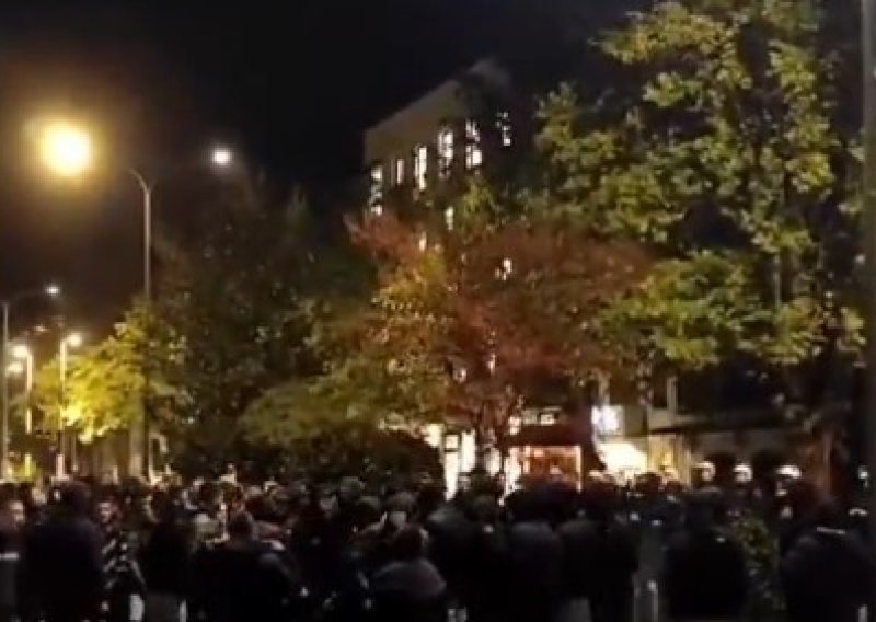 Crna Gora se ne smiruje: Mladići u crnom ispred vlade vikali 'Turci napolje!'