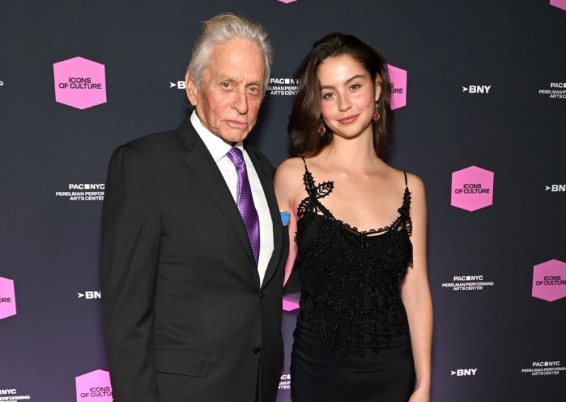 Lijepa kći Catherine Zete-Jones zablistala u haljini koju ćete odmah poželjeti