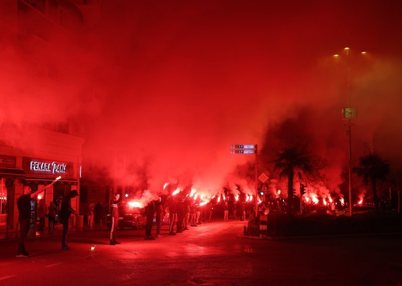 Pogledajte spektakularnu bakljadu Torcide za 75. rođendan