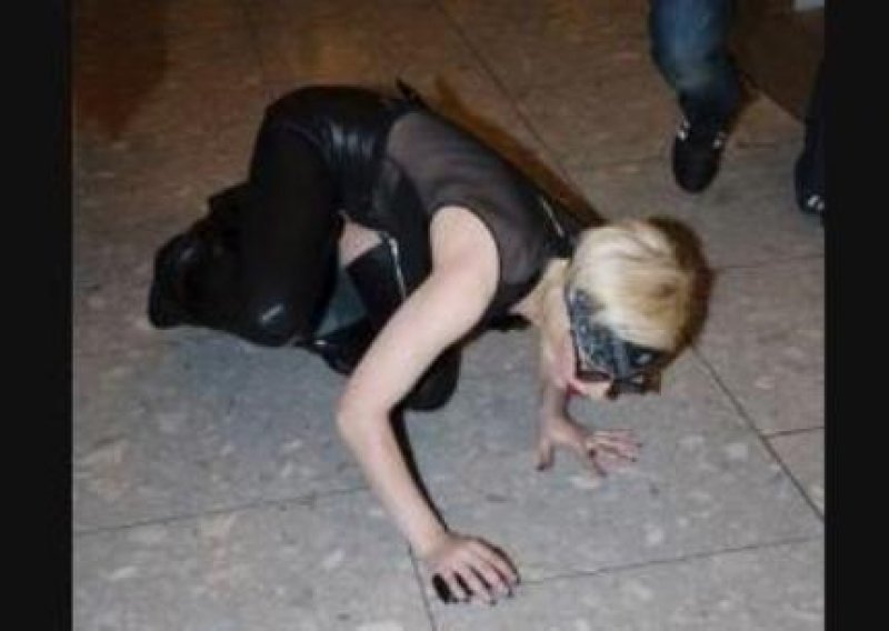 Lady Gaga pala nasred zračne luke Heathrow