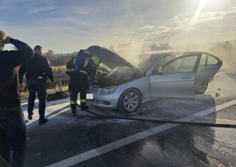 Policajci spasili vozača u gorućem Mercedesu kod Zagreba: Nije ni znao da mu auto gori