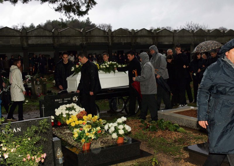 Pokopan ubijeni student Aleksandar Abramov