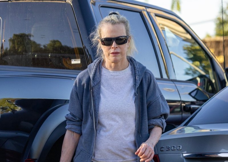 Kim Basinger uhvaćena u rijetkom izlasku: Pogledajte kako danas izgleda seks simbol 80-ih