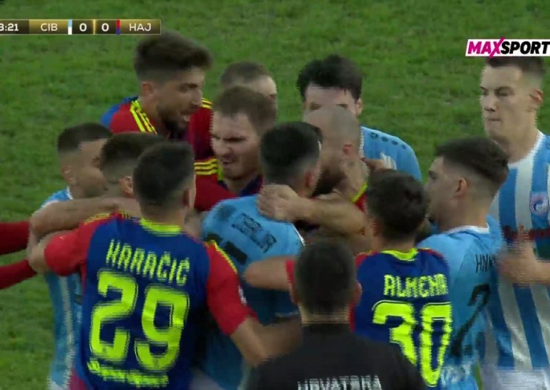 Pogledajte 'makljažu' igrača Hajduka i Cibalije; nije se znalo tko koga hvata za vrat, a tko koga gura
