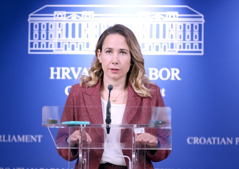 Selak Raspudić predlaže zabranu mobitela u školama: 'Vrijeme je da kažemo dosta!'