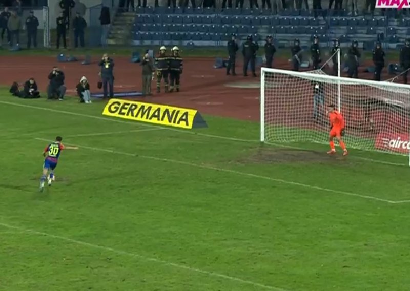 Hajdukov Španjolac pokušao 'panenku'. Pogledajte kako se osramotio