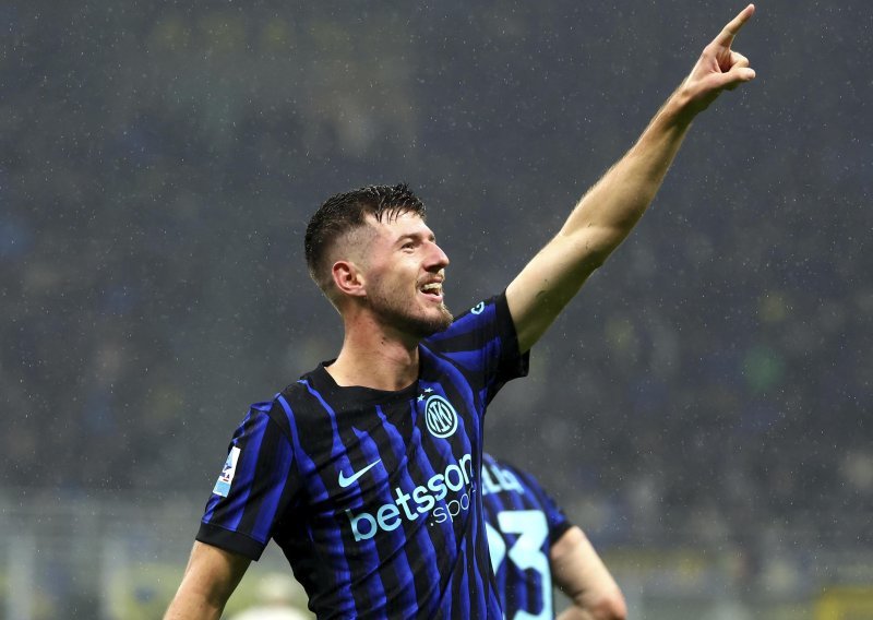 Petar Sučić imat će posebnu uspomenu na prvi gol; a nije lopta...