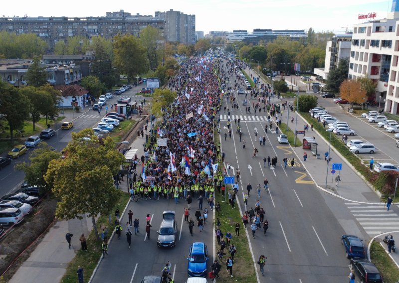 VIDEO Tisuće studenata krenule prema Novom Sadu na veliki skup, pogledajte scene iz zraka