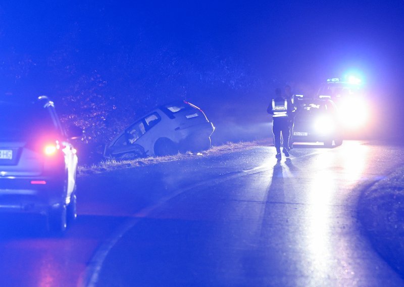 Teška nesreća u Zagrebu: Troje ljudi ostalo zarobljeno u autu