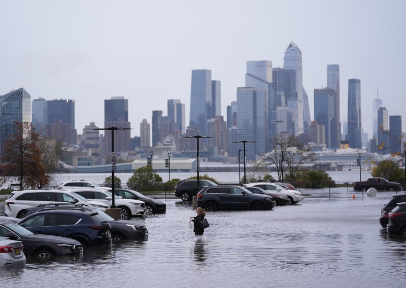 Potop u New Yorku: Obilne kiše usmrtile dvoje ljudi, popratne oluje poremetile letove