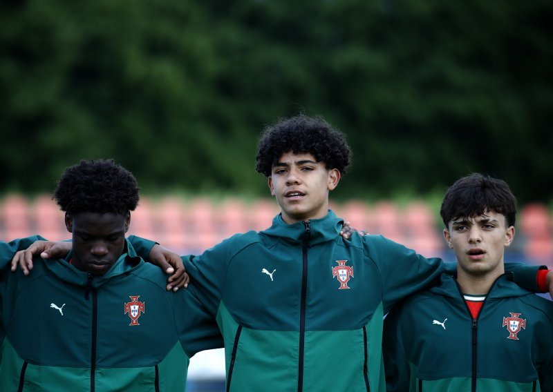Cristianov sin igrao za U-16 Portugala, baka presretna, a on se pohvalio – Lamborghinijem!