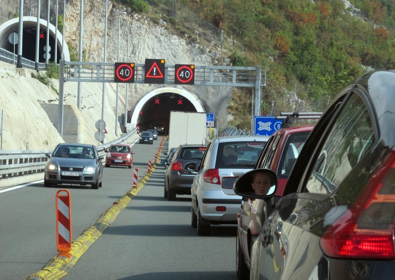 Zbog nesreće u tunelu Škurinje problemi na autocesti A7: U prekidu katamaran Zadar-Pula