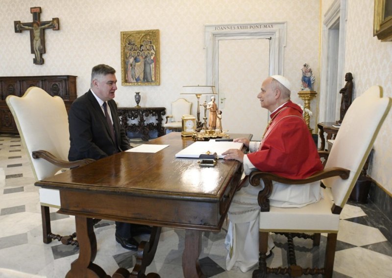 FOTO Milanović se susreo s papom: 'Pozvao sam ga u Hrvatsku'. Predsjednik otkrio kako je reagirao
