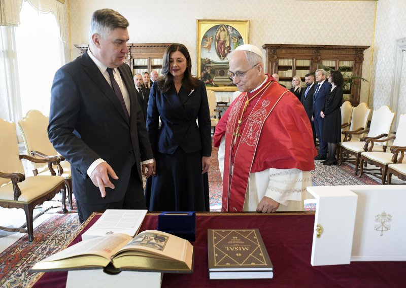 Sanja Musić Milanović oduševila odabirom laskavog sakoa za susret s Papom