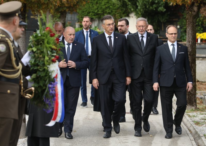 Plenković zapalio svijeće na Mirogoju: 'Mir i sjećanje na one koje volimo'