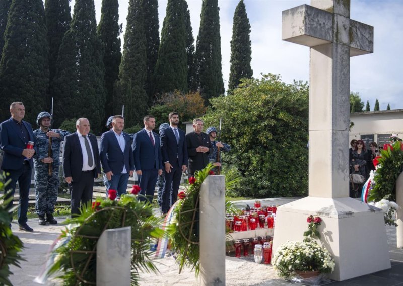 Gradonačelnik Šuta s izaslanstvima položio vijence na Lovrincu