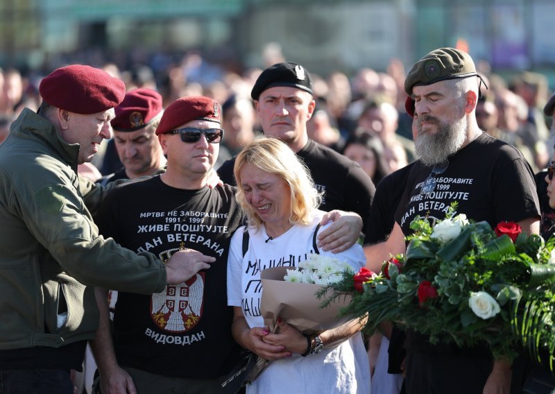 'Ovo ide na vječnu sramotu svih koji rade na RTS-u! Evo što emitiraju za vrijeme skupa u Novom Sadu'