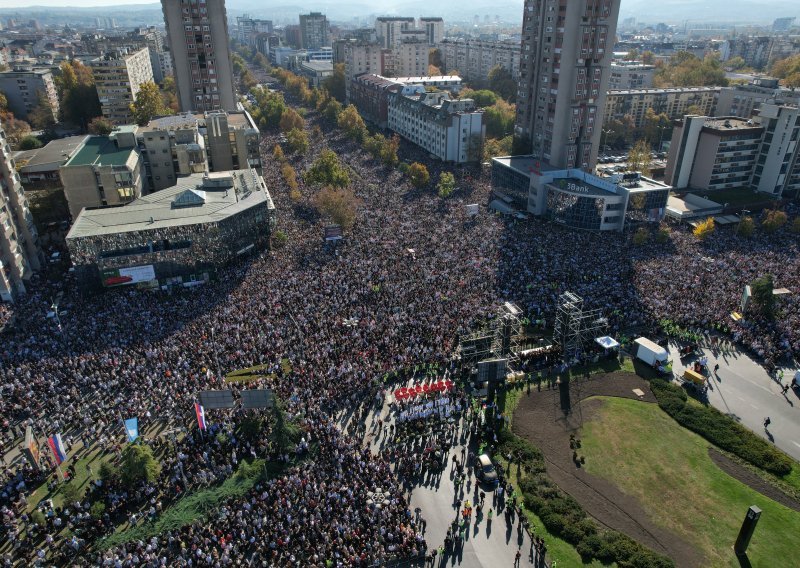 Tužne scene u Novom Sadu: Stigla procjena koliko ljudi je stiglo odati počast poginulima