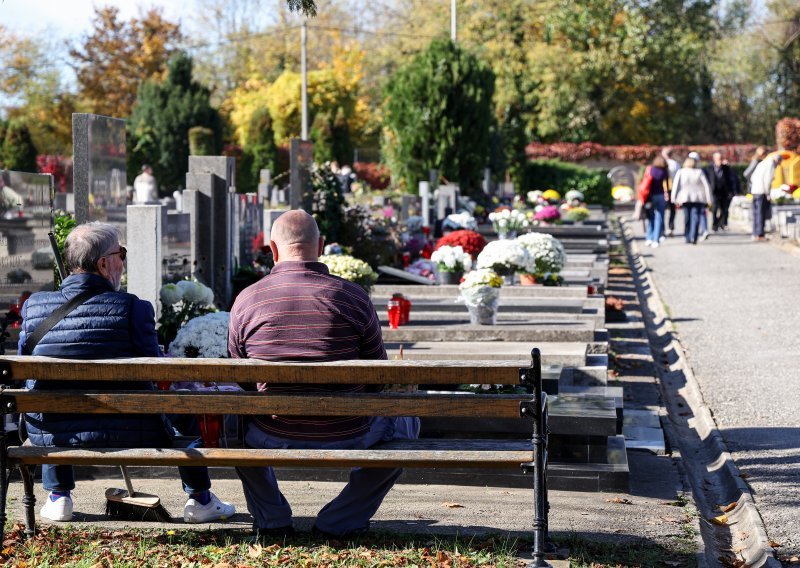 Poruke mira i nade: Evo kako su izgledala gradska groblja na blagdan Svih svetih