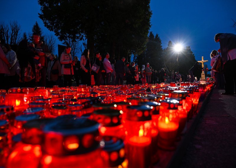 U Zagrebu zapaljene stotine lampiona: Pogledajte kako izgleda noć Svih svetih na Mirogoju