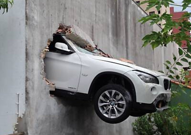 BMW X1 protiv zida: 1:0