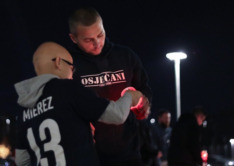 Pogledajte scene iz Osijeka; navijači pale svijeće za klub, a igrači u karanteni